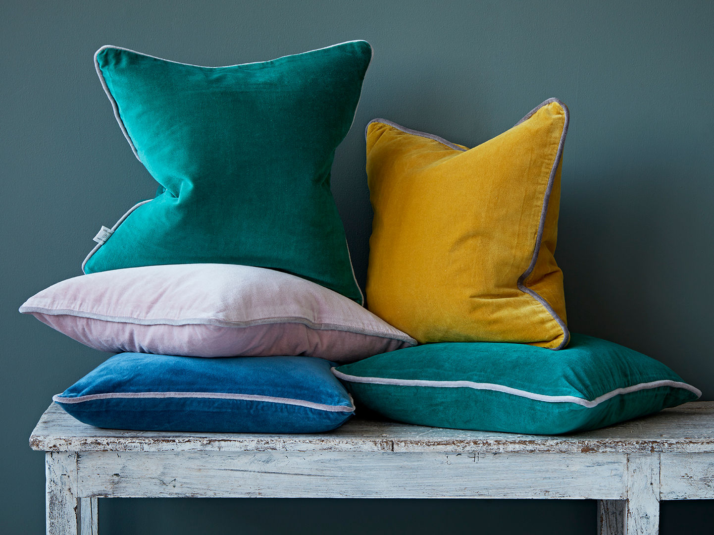 Velvet cushions rigby & mac Гостиные в эклектичном стиле Хлопок Красный Аксессуары и декорации