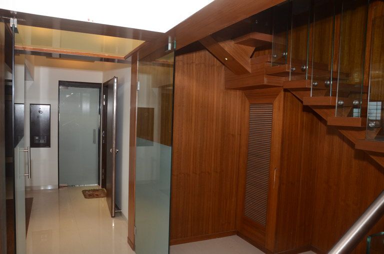 Mahalakshmi, TRINITY DESIGN STUDIO TRINITY DESIGN STUDIO Modern corridor, hallway & stairs