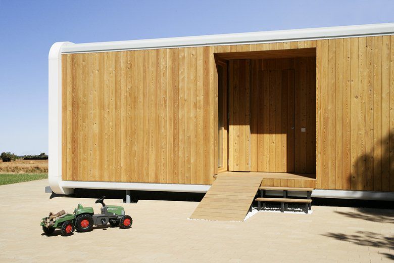 Una Casa de Madera Modular, Ecológica y Prefabricada para recibir a los nietos en verano, NOEM NOEM モダンな 家