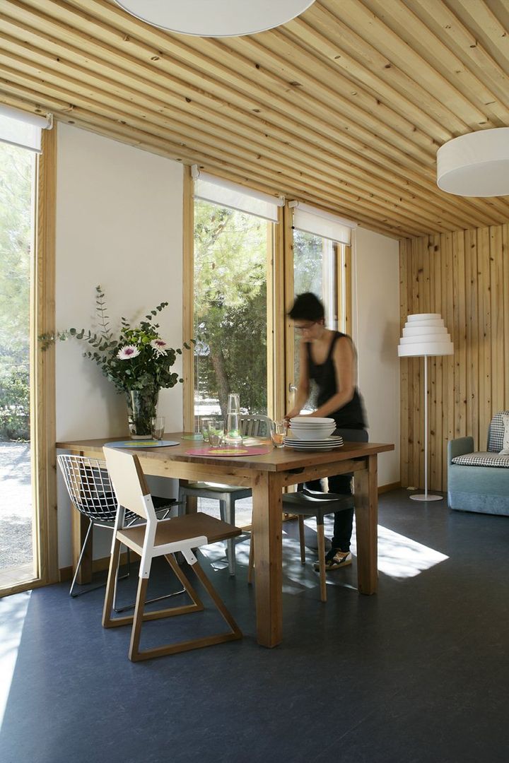 Una Casa de Madera Modular, Ecológica y Prefabricada para recibir a los nietos en verano, NOEM NOEM Moderne woonkamers