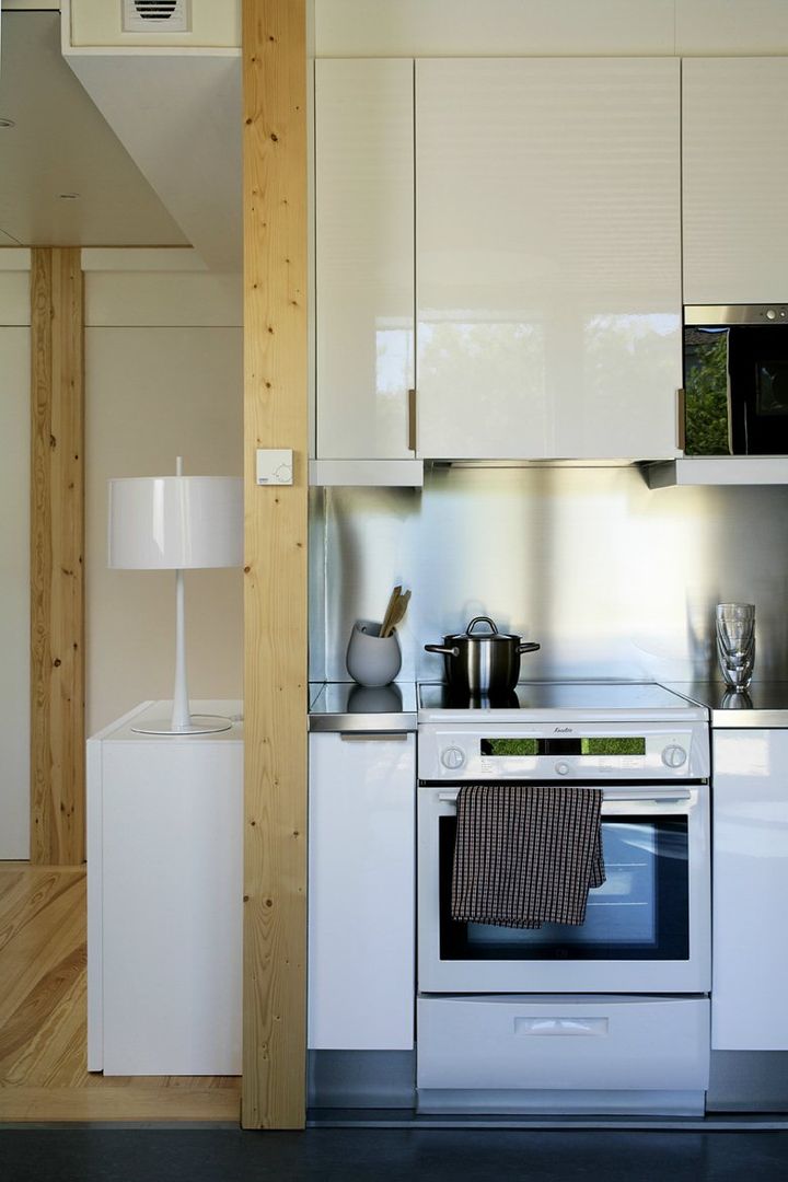 Una Casa de Madera Modular, Ecológica y Prefabricada para recibir a los nietos en verano, NOEM NOEM Cocinas modernas