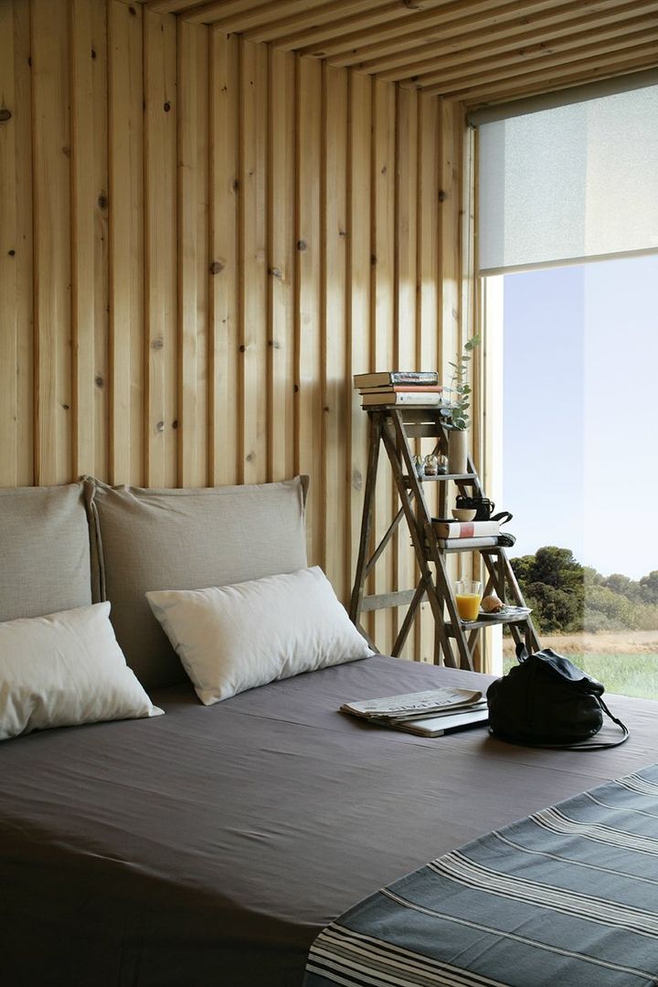 Una Casa de Madera Modular, Ecológica y Prefabricada para recibir a los nietos en verano, NOEM NOEM Kamar Tidur Modern