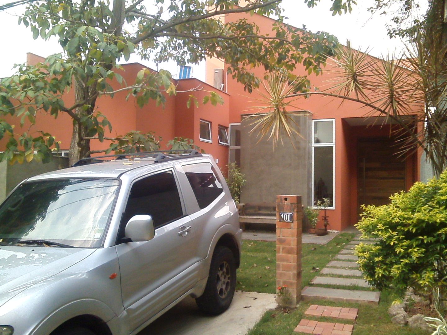 Fachada Frontal em terracota, cimento queimado e vidro Margareth Salles Casas modernas