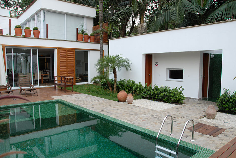 PROJETO RESIDENCIA ALTO DA BOA VISTA SP, MONICA SPADA DURANTE ARQUITETURA MONICA SPADA DURANTE ARQUITETURA Moderne Pools