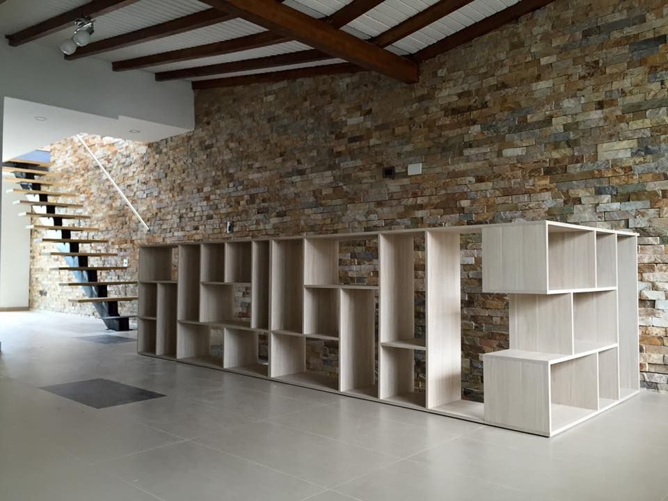 Mueble en salón que lo separa de las escaleras de acceso ALSE Taller de Arquitectura y Diseño Salas modernas