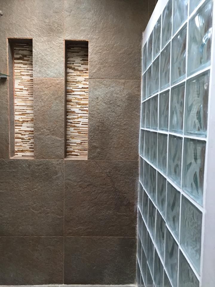 Detalles de Glassblock en los baños ALSE Taller de Arquitectura y Diseño Baños de estilo moderno