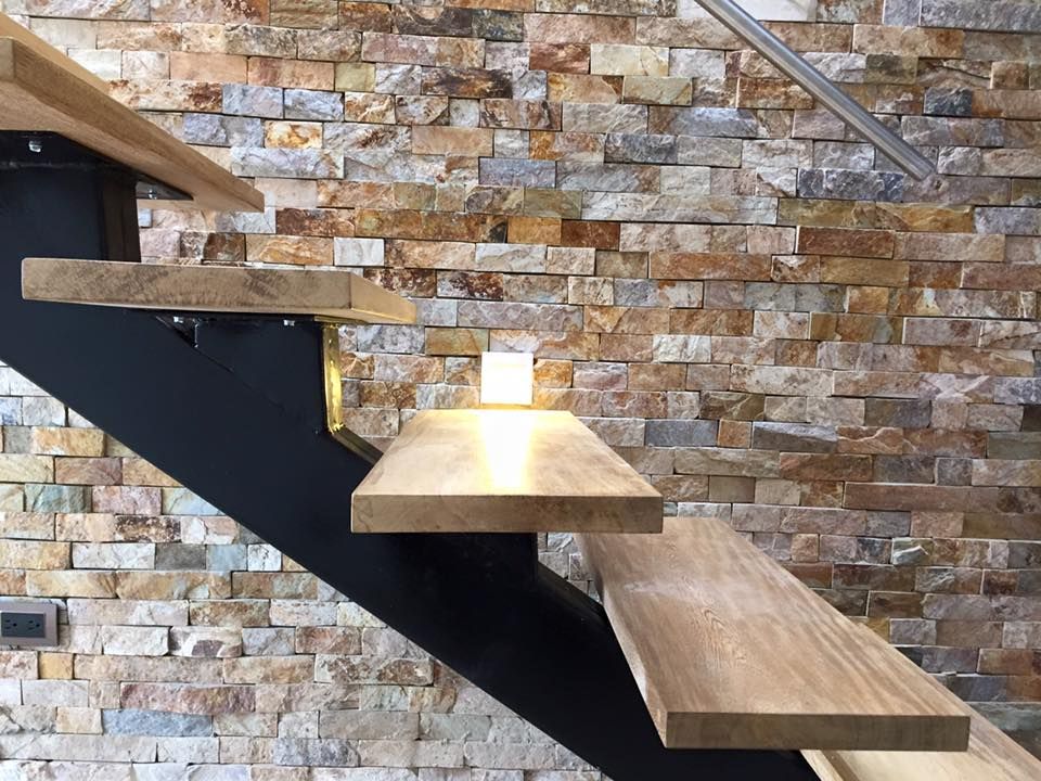 Detalles de escaleras con peldaños flotantes en madera ALSE Taller de Arquitectura y Diseño Pasillos, vestíbulos y escaleras de estilo moderno