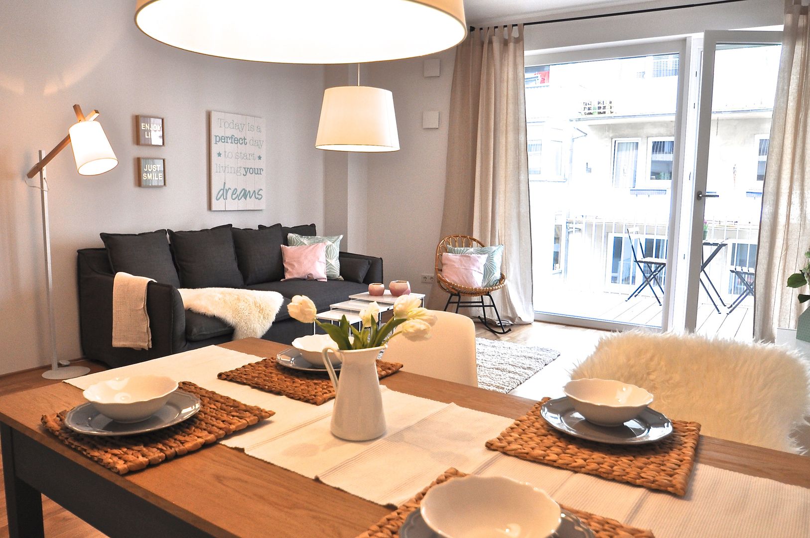 Wohn-Ess-Zimmer nachher K. A. Moderne Esszimmer Tabelle,Geschirr,Möbel,Eigentum,Pflanze,Beleuchtung,Textil,Innenarchitektur,Wohnzimmer,Geschirr