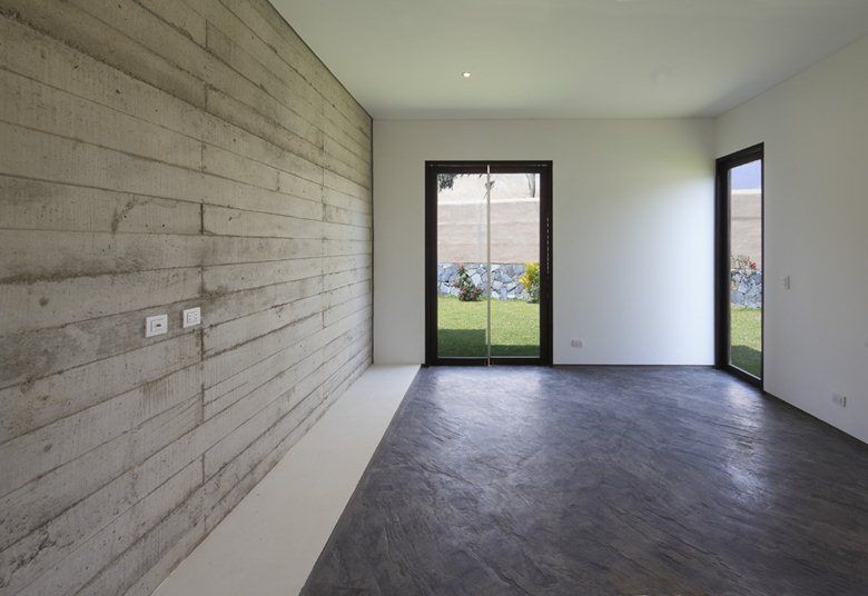 Casa oZsO, Martin Dulanto Martin Dulanto Modern corridor, hallway & stairs