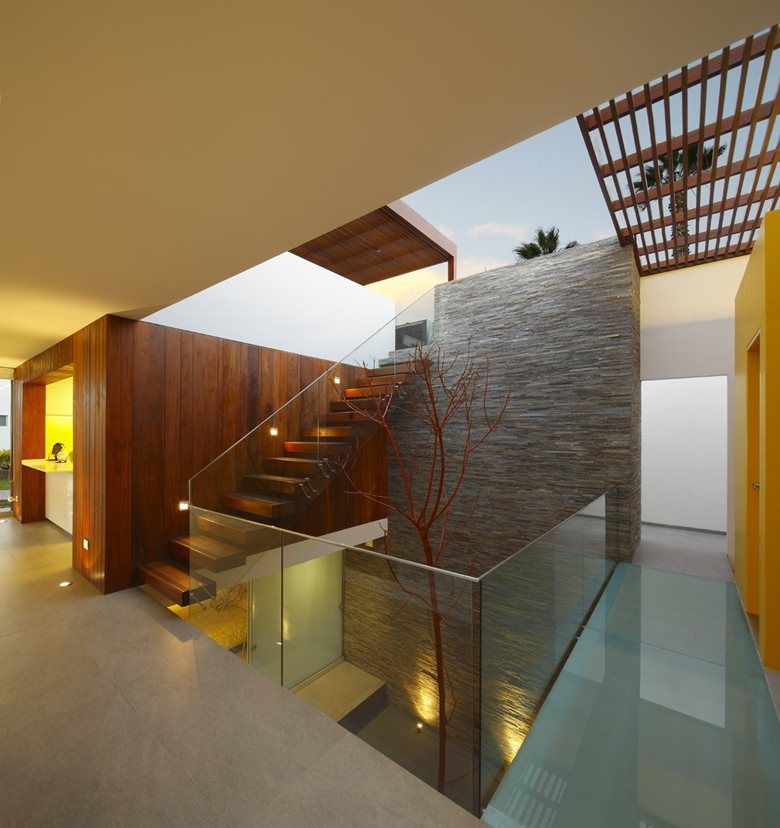 Casa P12, Martin Dulanto Martin Dulanto Modern corridor, hallway & stairs