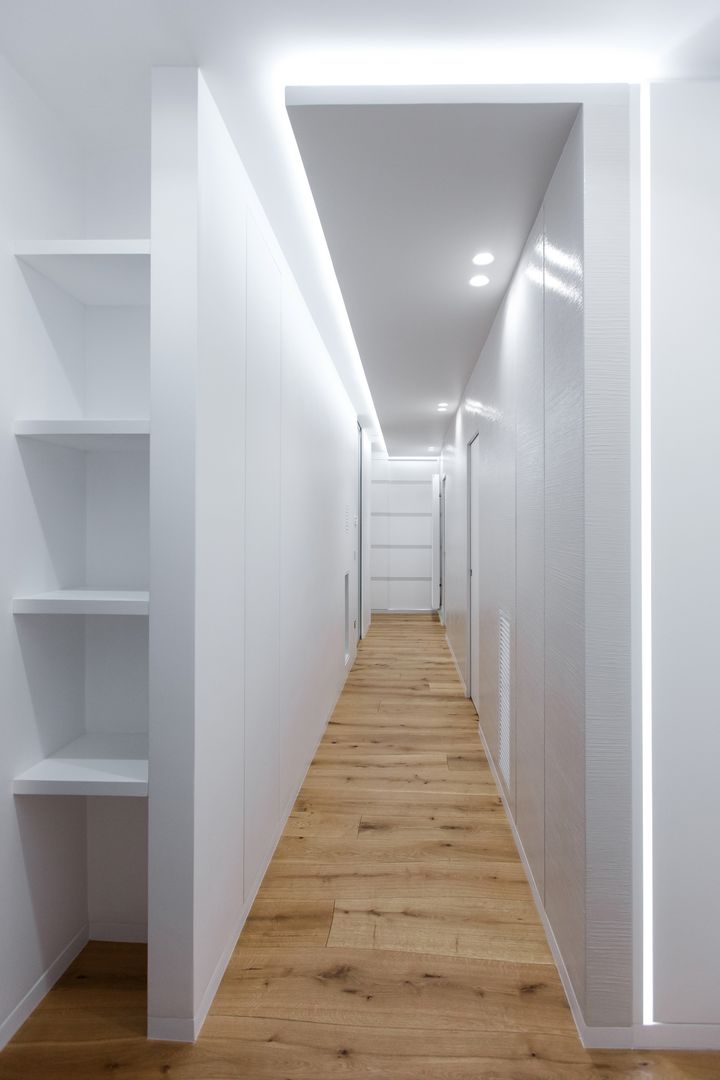 homify Modern Corridor, Hallway and Staircase