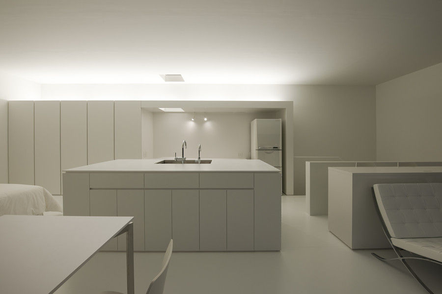印旛のスタジオ SHSTT ミニマルデザインの キッチン 木 木目調 間接照明,シンプル,夜景