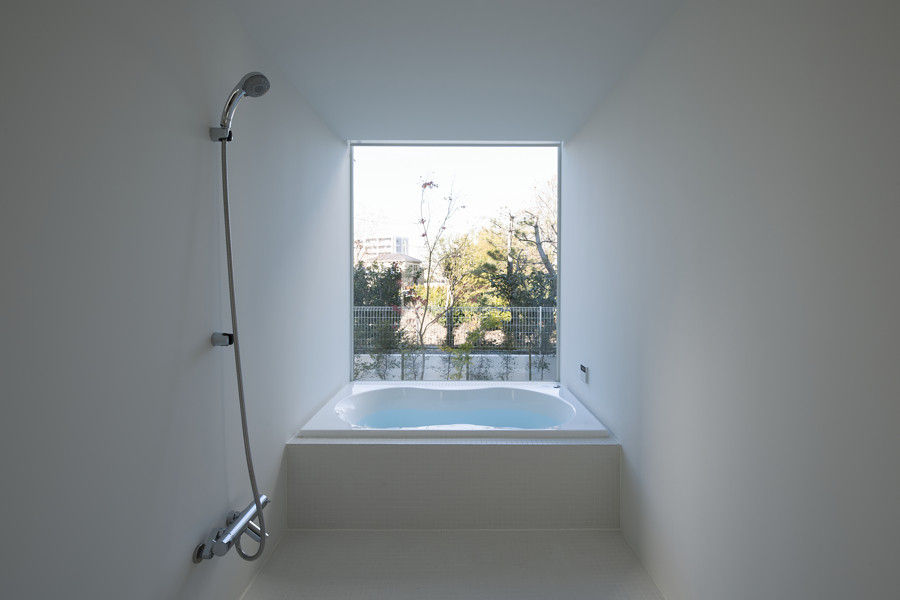 川口の白い家, SHSTT SHSTT Salle de bain minimaliste Verre