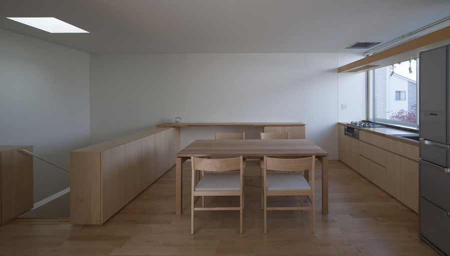 川口の白い家, SHSTT SHSTT Minimalist dining room Solid Wood Multicolored