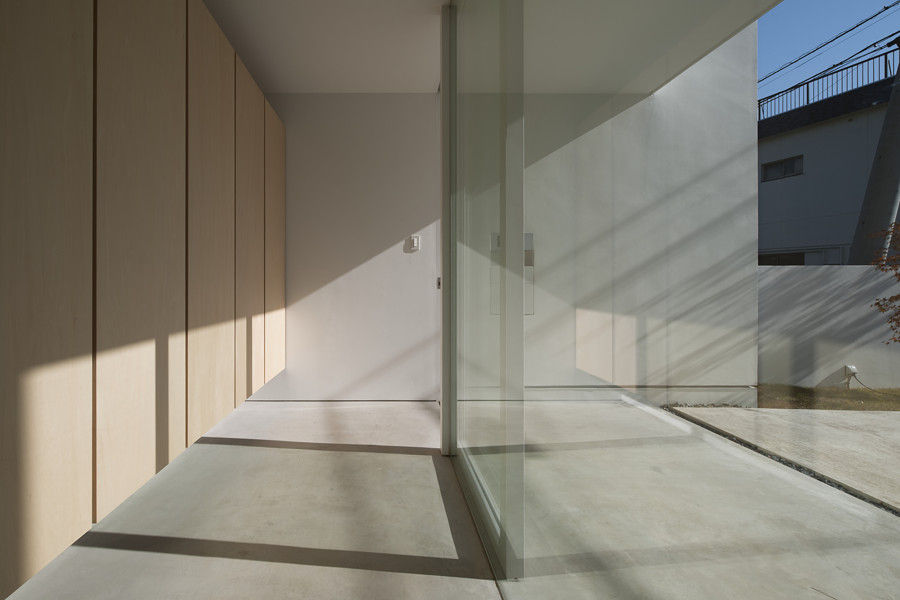 川口の白い家, SHSTT SHSTT Pasillos, halls y escaleras minimalistas Vidrio
