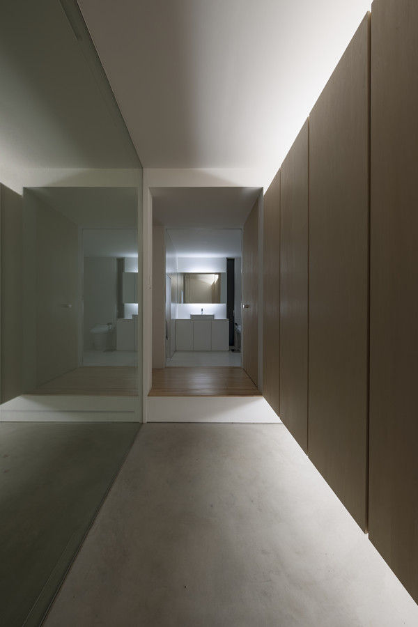 川口の白い家, SHSTT SHSTT Minimalist corridor, hallway & stairs Glass