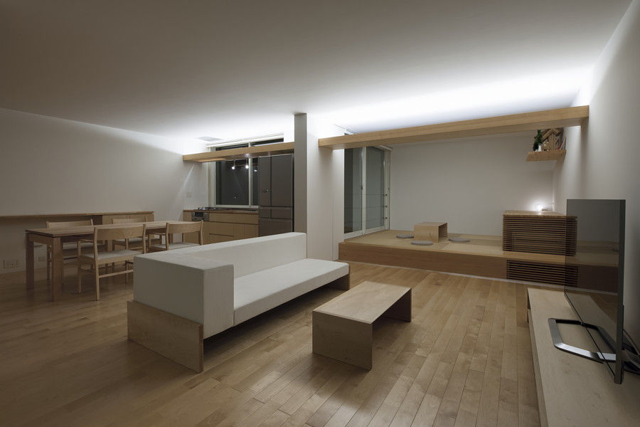 川口の白い家, SHSTT SHSTT Minimalistische woonkamers Massief hout Bont