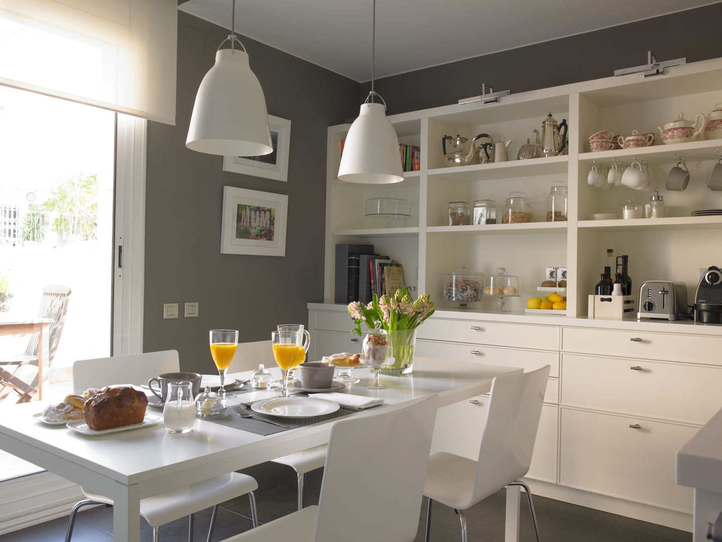 Una cocina y un planchador luminosos en un ático, DEULONDER arquitectura domestica DEULONDER arquitectura domestica Кухня в стиле модерн