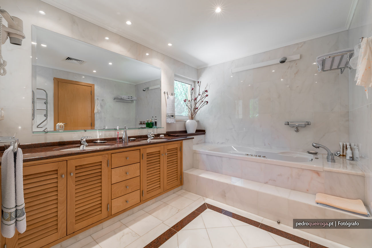 homify Modern bathroom