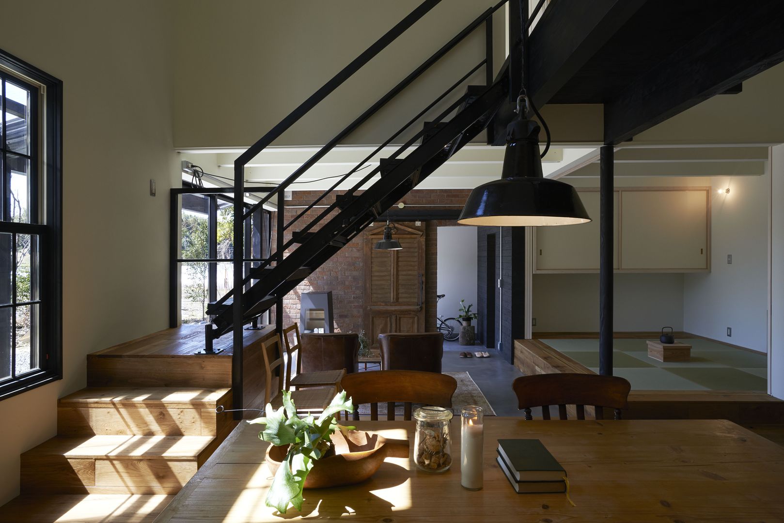 House in Handa, Mimasis Design／ミメイシス デザイン Mimasis Design／ミメイシス デザイン Industrial style dining room