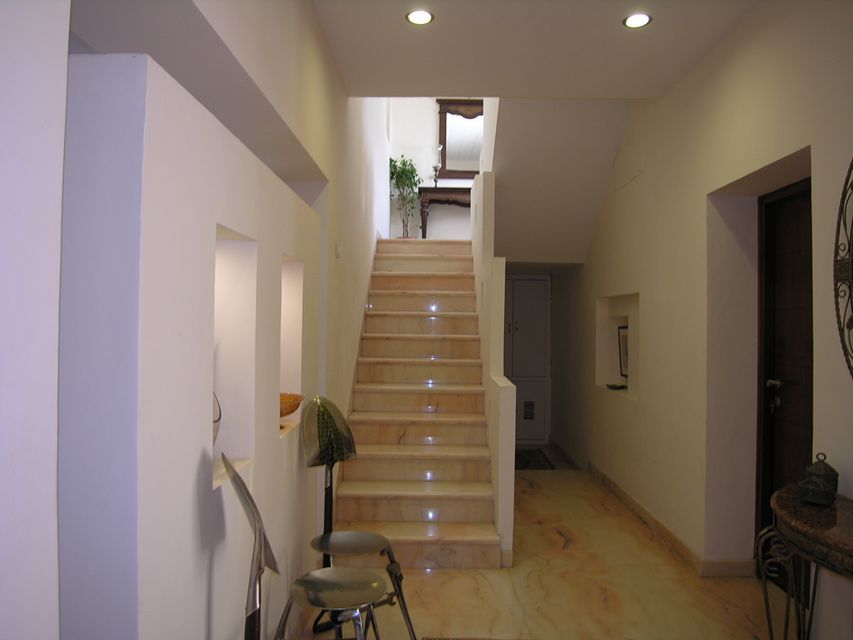 Staircase Ansari Architects Modern corridor, hallway & stairs