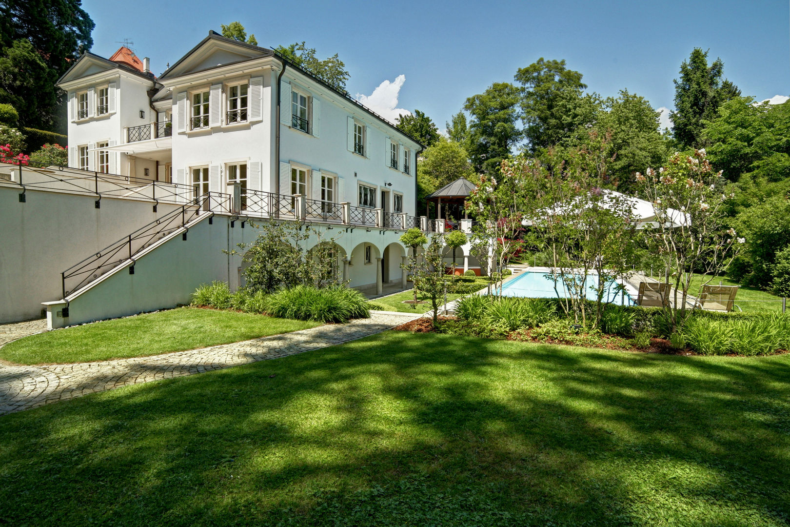 Mondäne Villa am See, Gerhard Blank Fotografie für Immobilien & Architektur Gerhard Blank Fotografie für Immobilien & Architektur Mediterranean style house