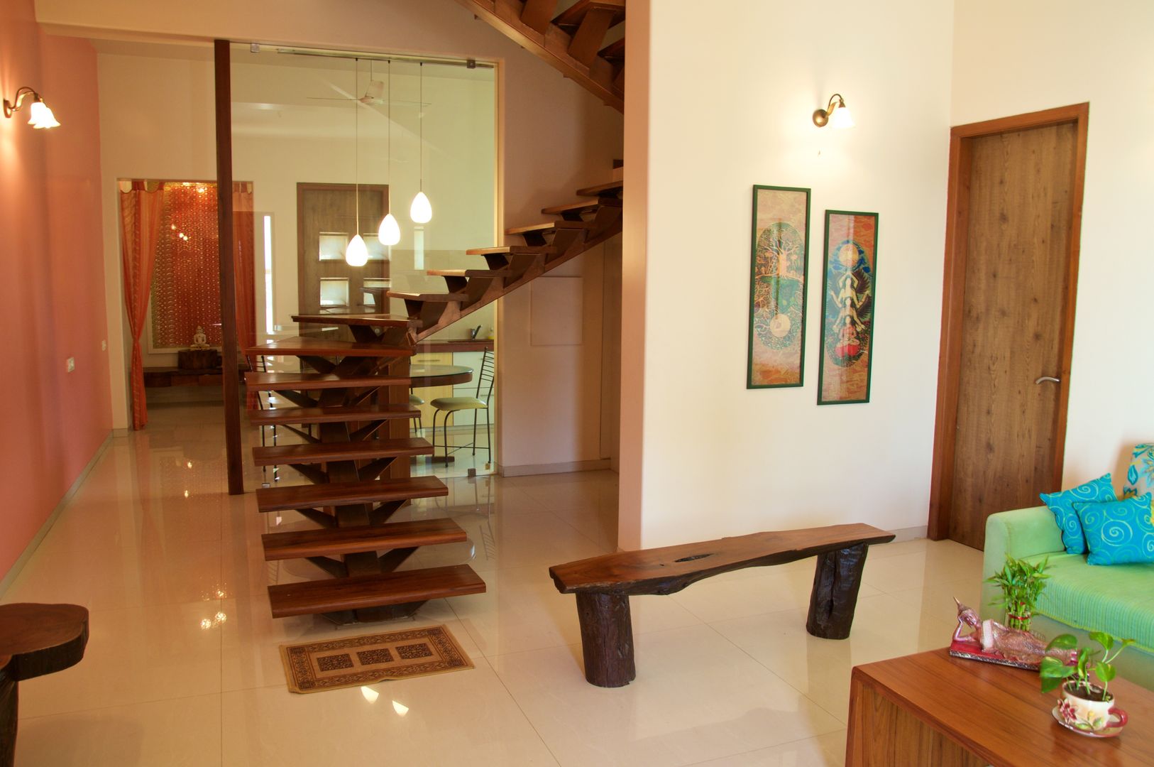 Bungalow in Bhuj, Design Kkarma (India) Design Kkarma (India) Couloir, entrée, escaliers originaux