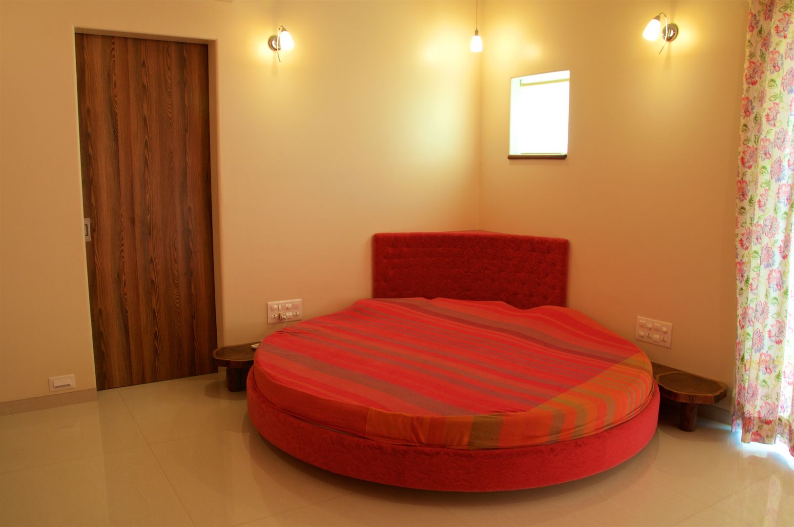 Bungalow in Bhuj, Design Kkarma (India) Design Kkarma (India) Eclectic style bedroom