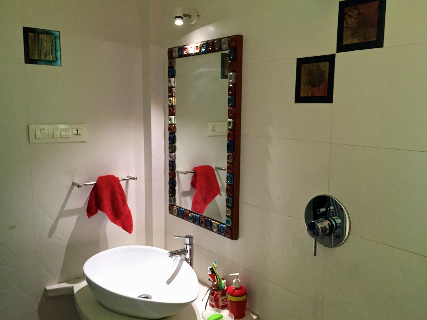 Bungalow in Bhuj, Design Kkarma (India) Design Kkarma (India) Eclectic style bathrooms