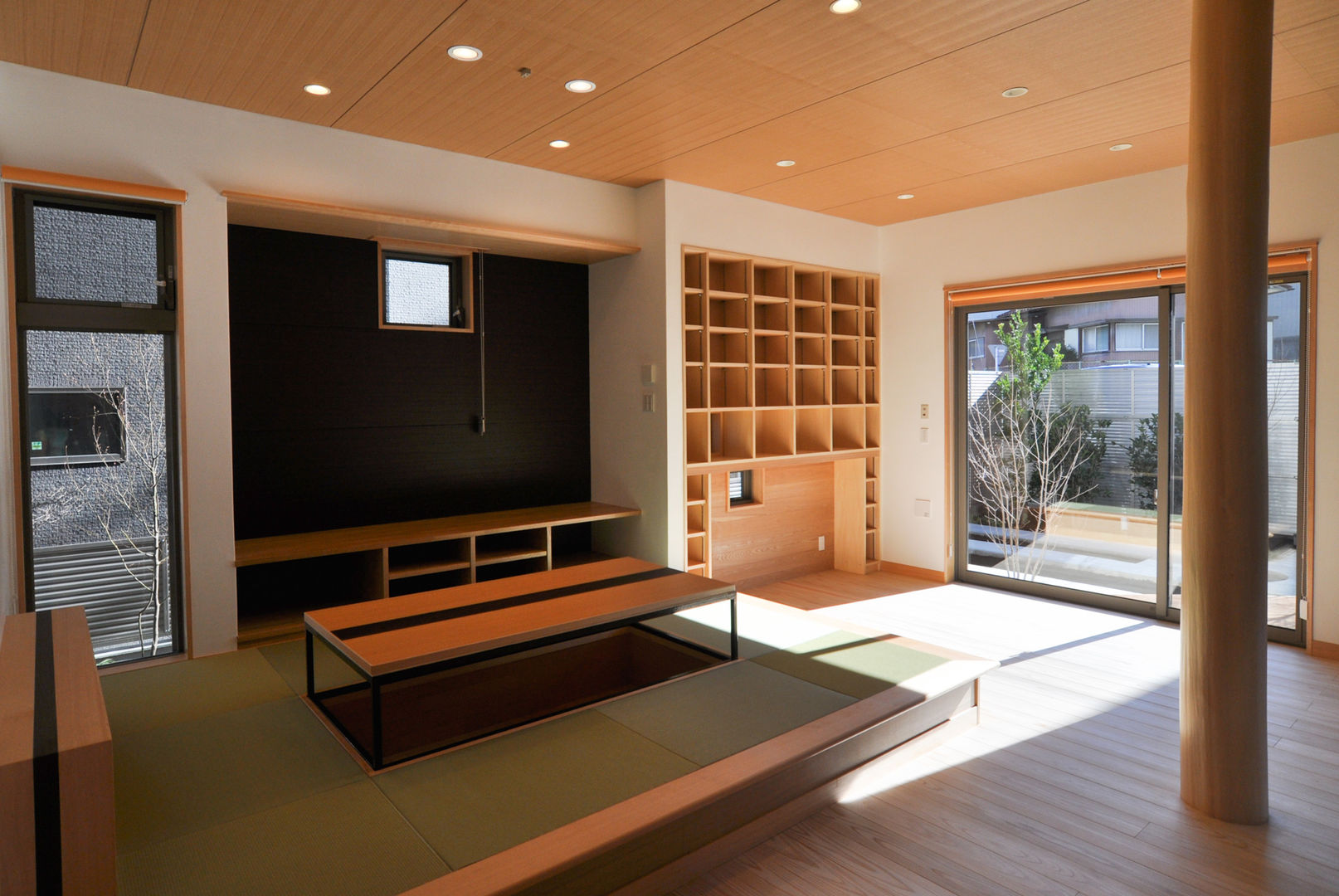 バスケットボールのできる家, （株）独楽蔵 KOMAGURA （株）独楽蔵 KOMAGURA Modern living room