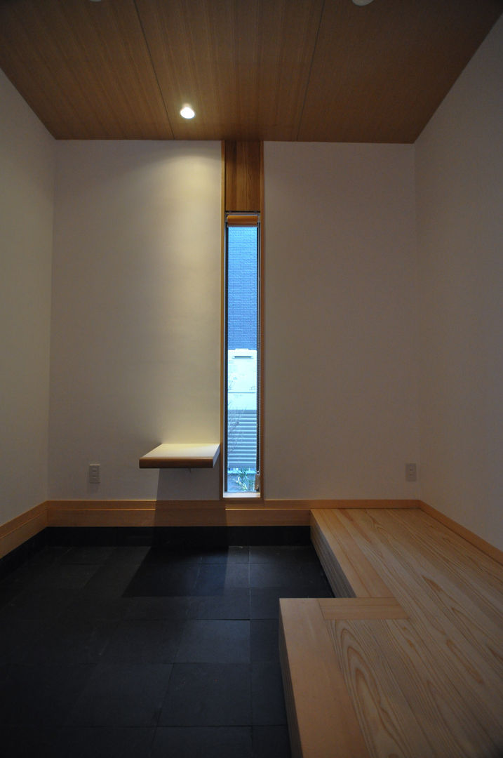 バスケットボールのできる家, （株）独楽蔵 KOMAGURA （株）独楽蔵 KOMAGURA Corredores, halls e escadas modernos