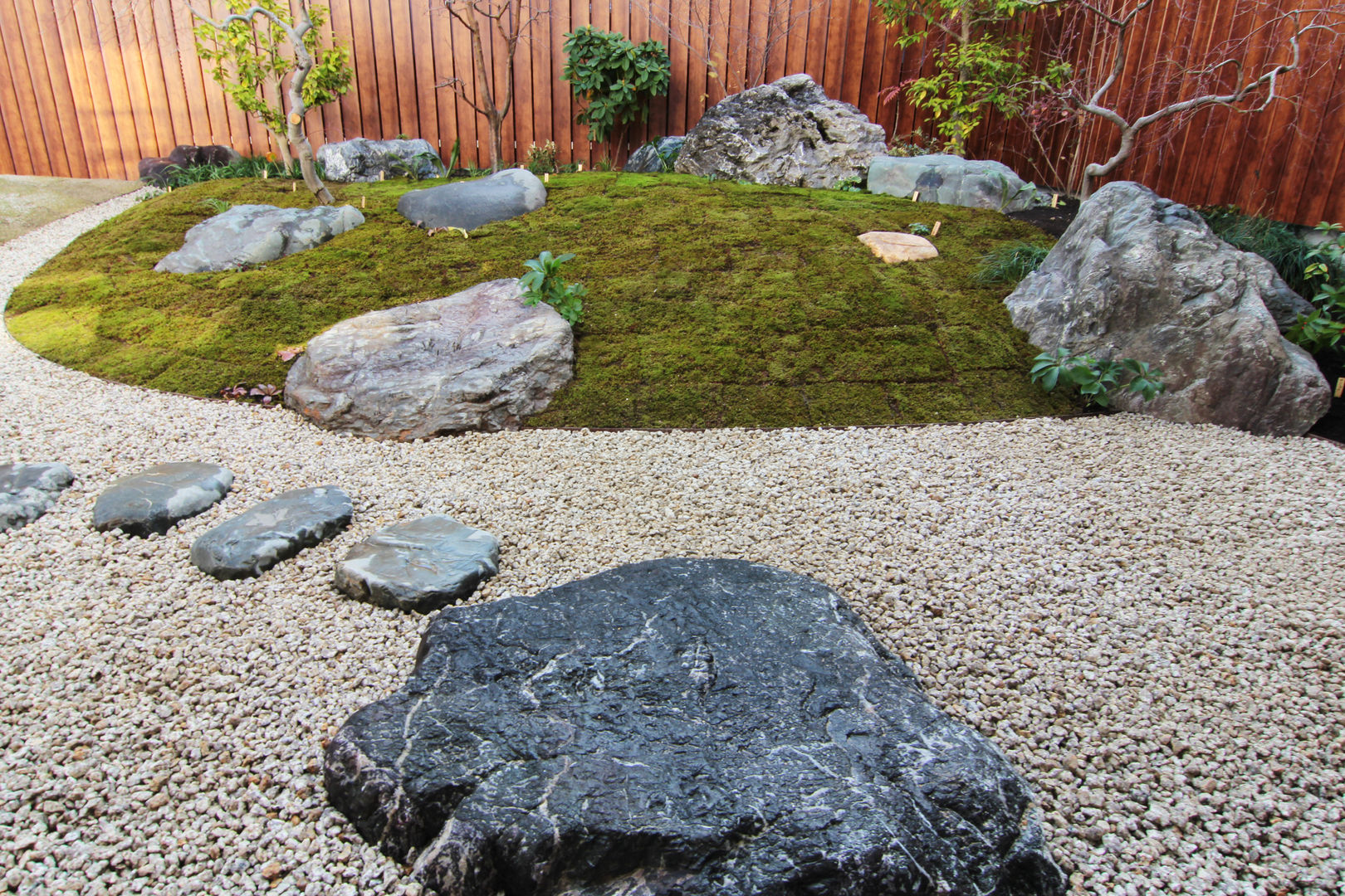 八帖北町の庭, 鈴木庭苑 鈴木庭苑 Jardines minimalistas Piedra