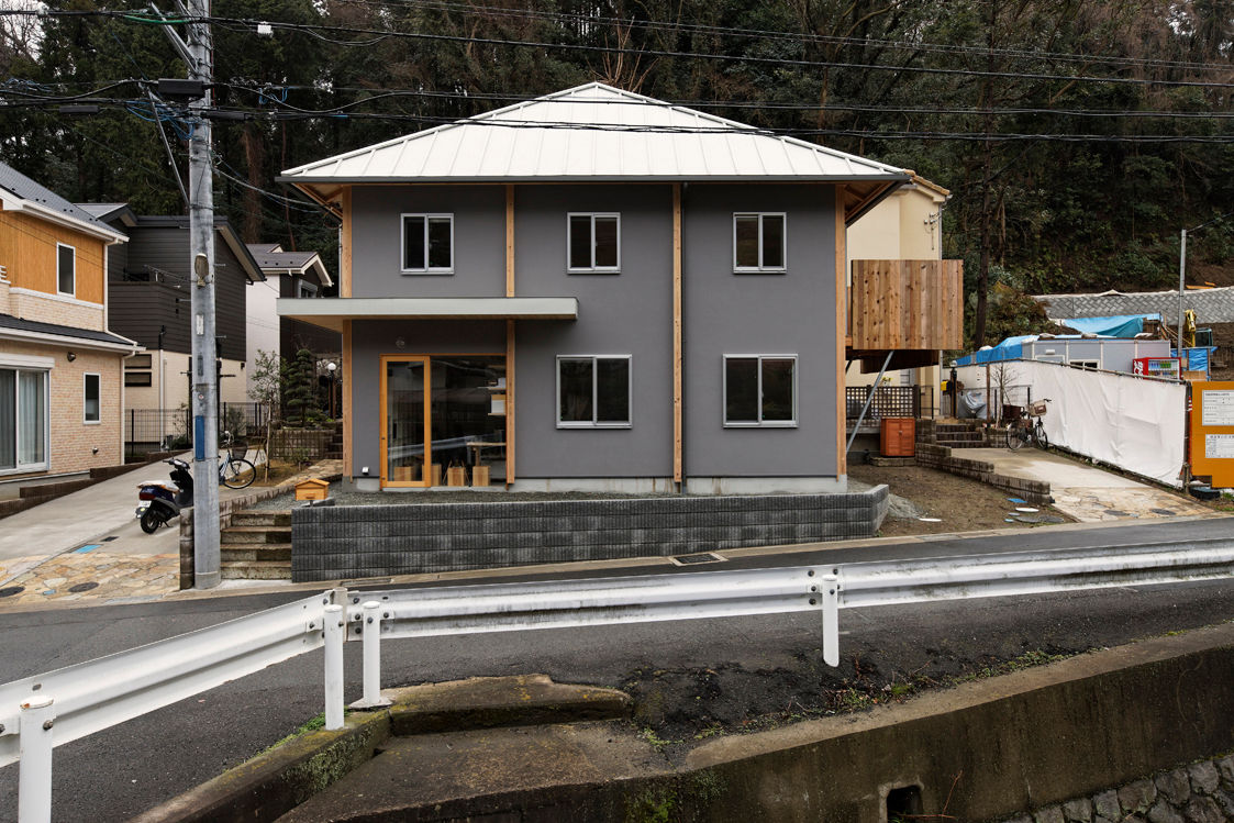 4-Column House, 大松俊紀アトリエ 大松俊紀アトリエ Casas minimalistas Madeira Acabamento em madeira