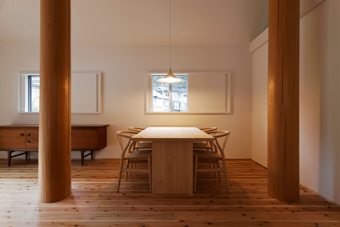 4-Column House, 大松俊紀アトリエ 大松俊紀アトリエ Minimalist dining room Wood Wood effect