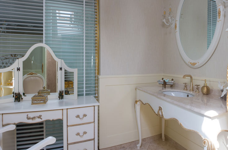 homify Classic style bathroom