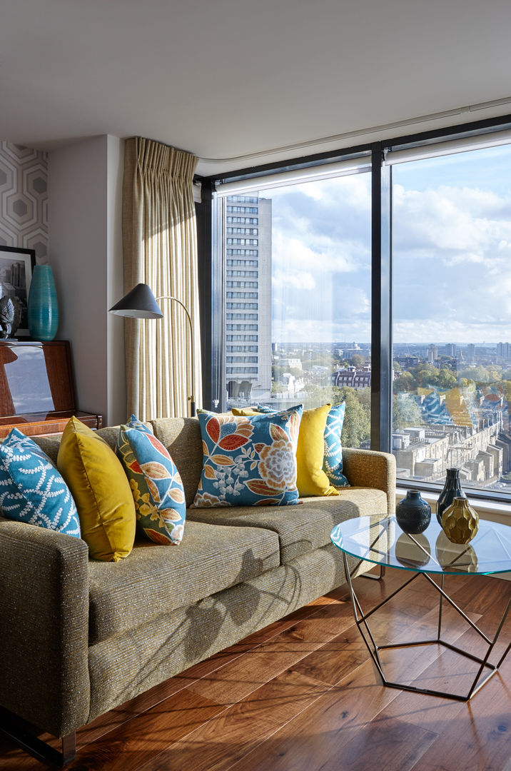 Gloucester Road Penthouse Bhavin Taylor Design モダンデザインの リビング Living room,sofa,cushions,floor lamp,coffee table,piano,pattern,mustard,teal,vases,view,curtains