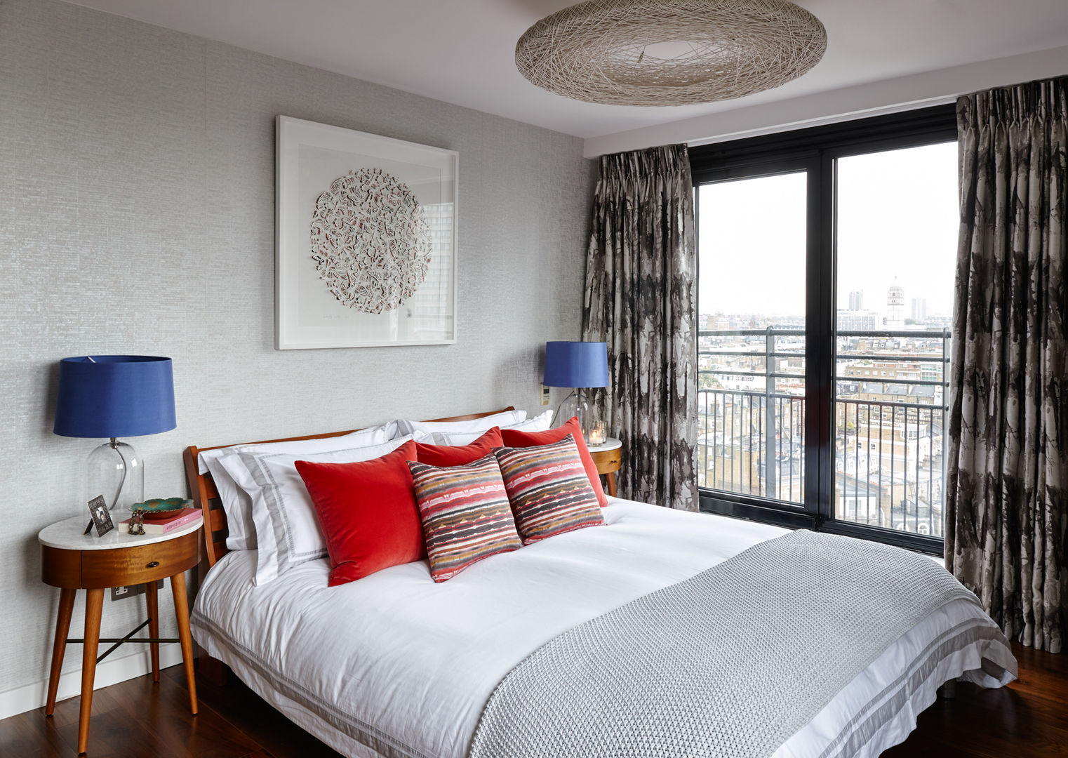 Gloucester Road Penthouse Bhavin Taylor Design Habitaciones modernas Bedroom,master bedroom,bed,cushions,bedding,bedside tables,bedside lamps,art,wallpaper,curtains,midcentury design,pattern