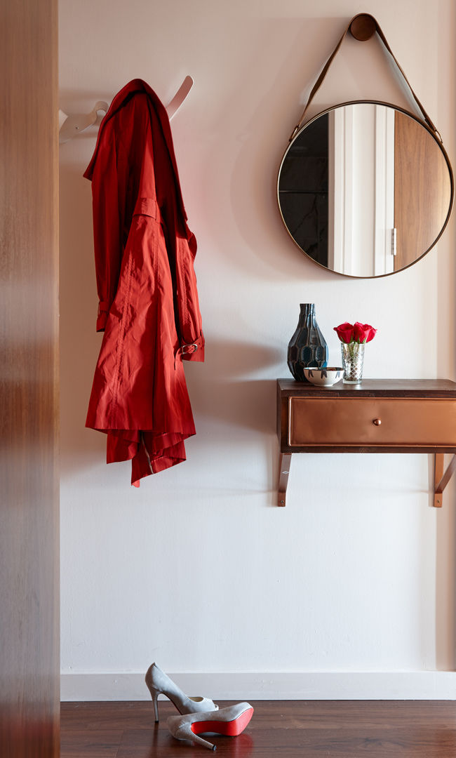 Gloucester Road Penthouse Bhavin Taylor Design الممر الحديث، المدخل و الدرج hallway,coat hook,drawer,mirror