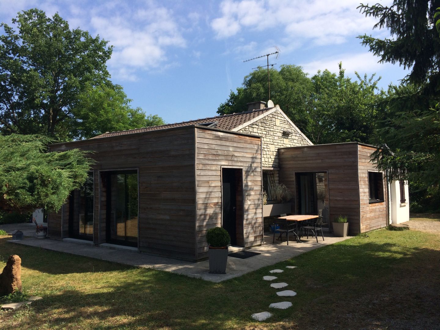 Vue générale - 5 ans après homify Maisons modernes Bois Effet bois ooa,olivier,olindo,architecte,extension,bois,bardage,gris,boissise le roi,maison