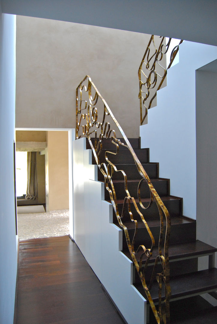 homify Modern Corridor, Hallway and Staircase