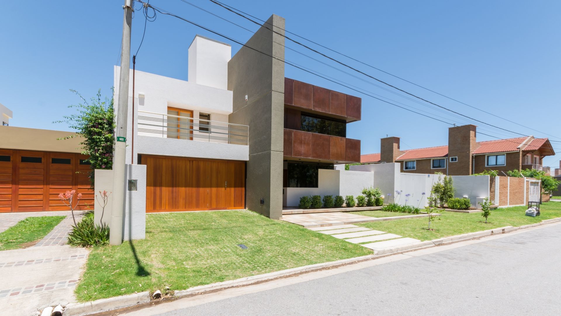 CASA OXIDADA, KARLEN + CLEMENTE ARQUITECTOS KARLEN + CLEMENTE ARQUITECTOS Ruang Penyimpanan Wine/Anggur Modern Metal