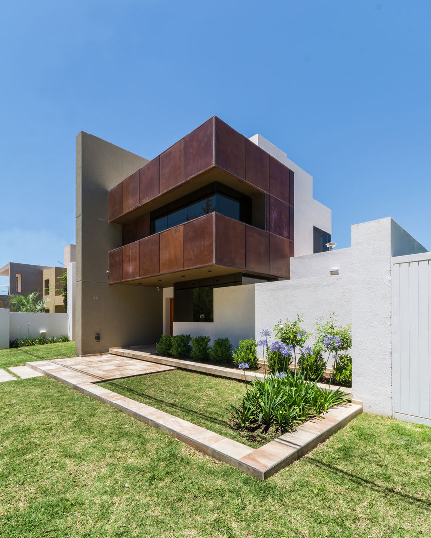 CASA OXIDADA, KARLEN + CLEMENTE ARQUITECTOS KARLEN + CLEMENTE ARQUITECTOS Modern Houses Metal Brown
