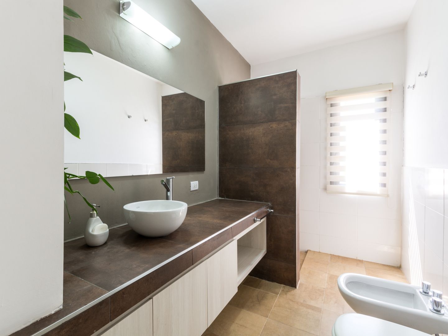 CASA B532, KARLEN + CLEMENTE ARQUITECTOS KARLEN + CLEMENTE ARQUITECTOS Modern bathroom ٹائلیں