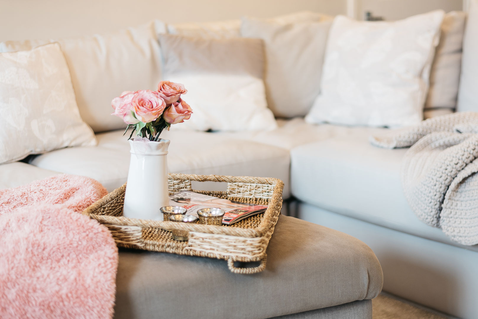 French Shabby Chic Living Room Katie Malik Design Studio モダンデザインの リビング french shabby chic