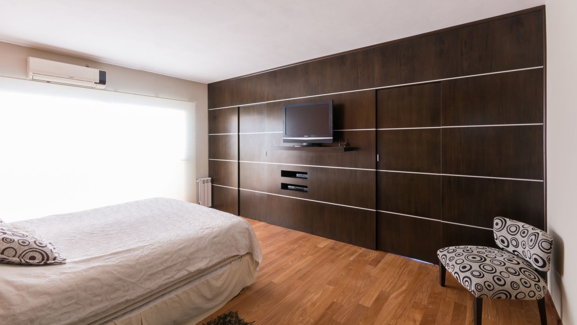 CASA MJ, KARLEN + CLEMENTE ARQUITECTOS KARLEN + CLEMENTE ARQUITECTOS Modern style bedroom Wood Wood effect