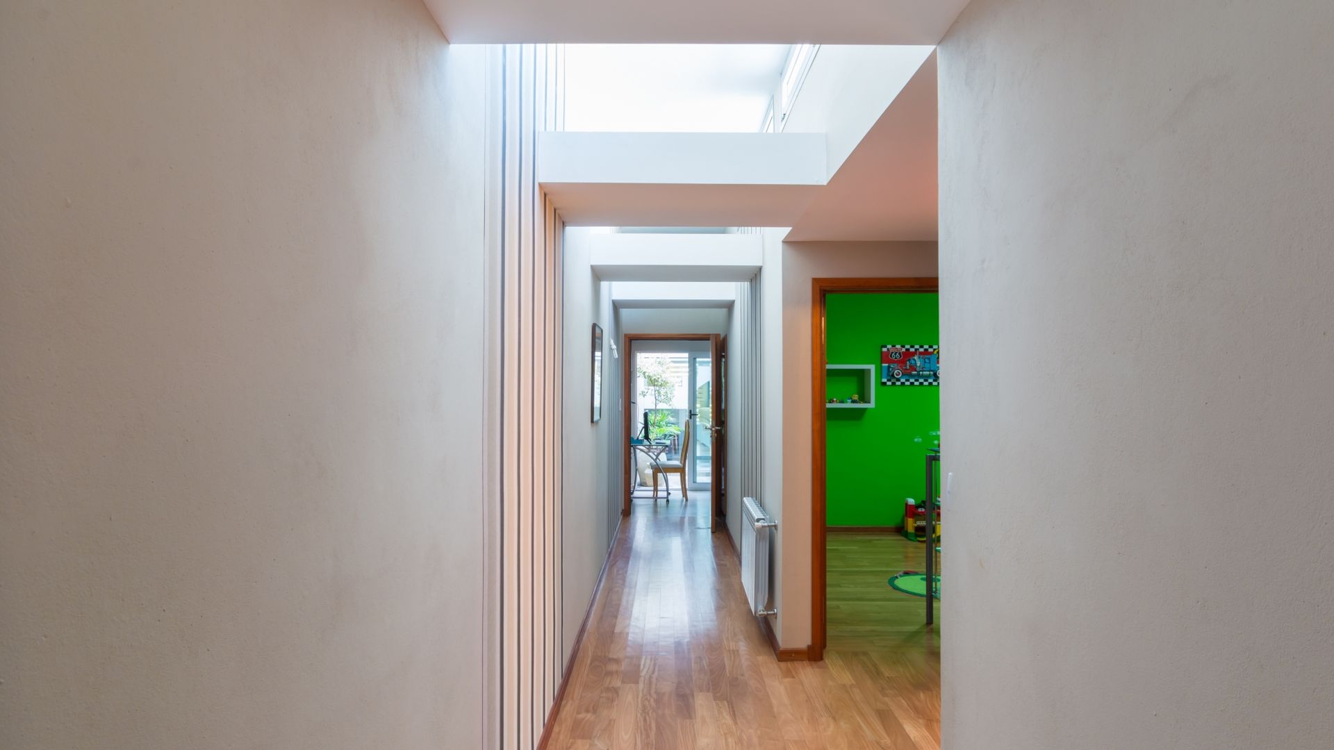 CASA MJ, KARLEN + CLEMENTE ARQUITECTOS KARLEN + CLEMENTE ARQUITECTOS Modern corridor, hallway & stairs Wood Wood effect