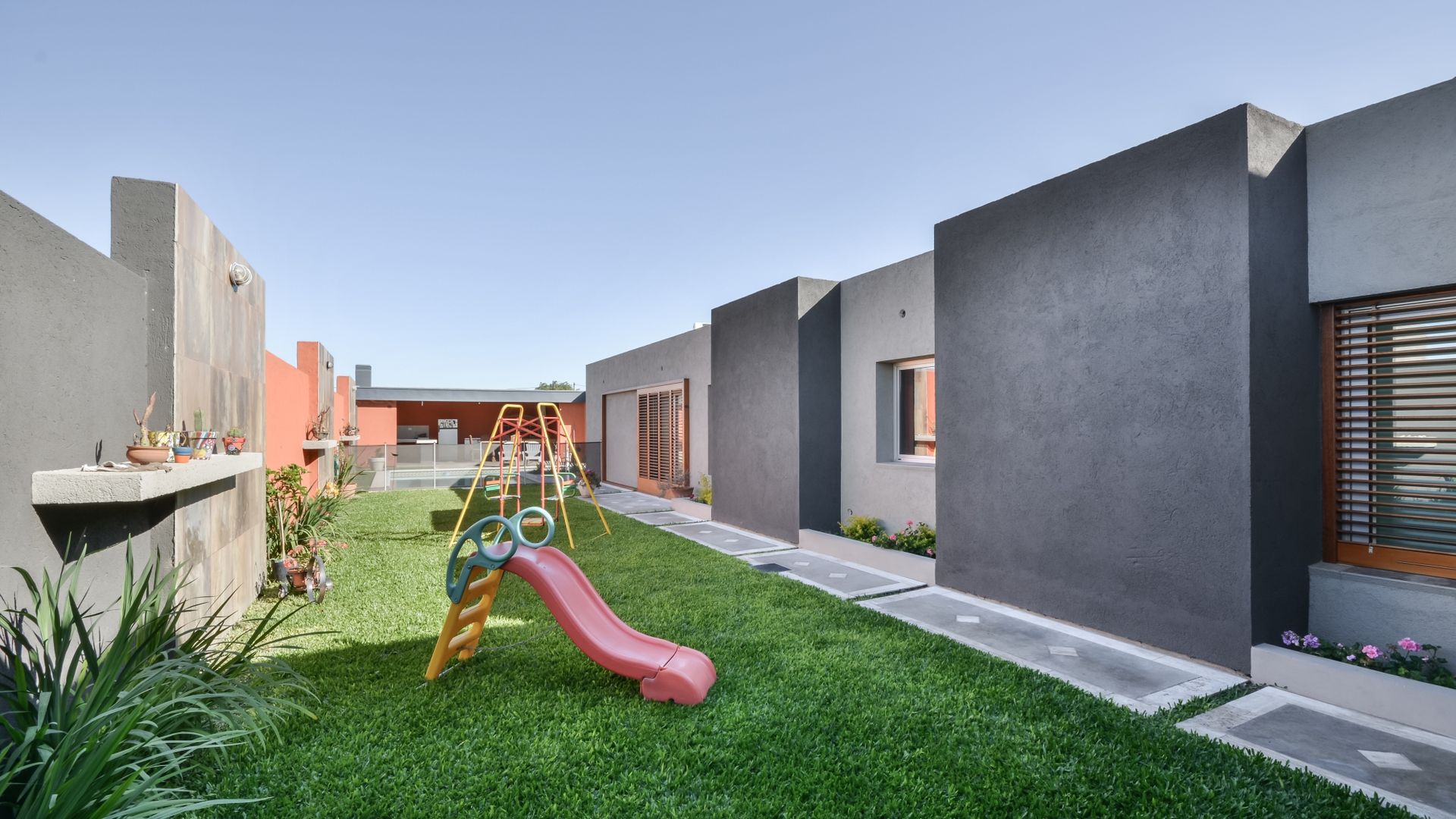 CASA MJ, KARLEN + CLEMENTE ARQUITECTOS KARLEN + CLEMENTE ARQUITECTOS حديقة باطون مسلح