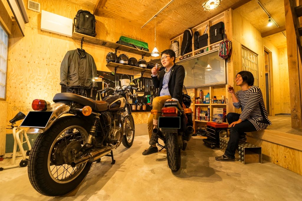 大好きなバイクと暮らすラスティックな素材感を楽しむ住まい, QUALIA QUALIA Rustic style garage/shed