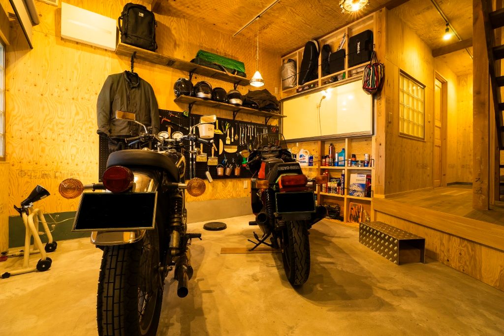 大好きなバイクと暮らすラスティックな素材感を楽しむ住まい, QUALIA QUALIA Rustic style garage/shed