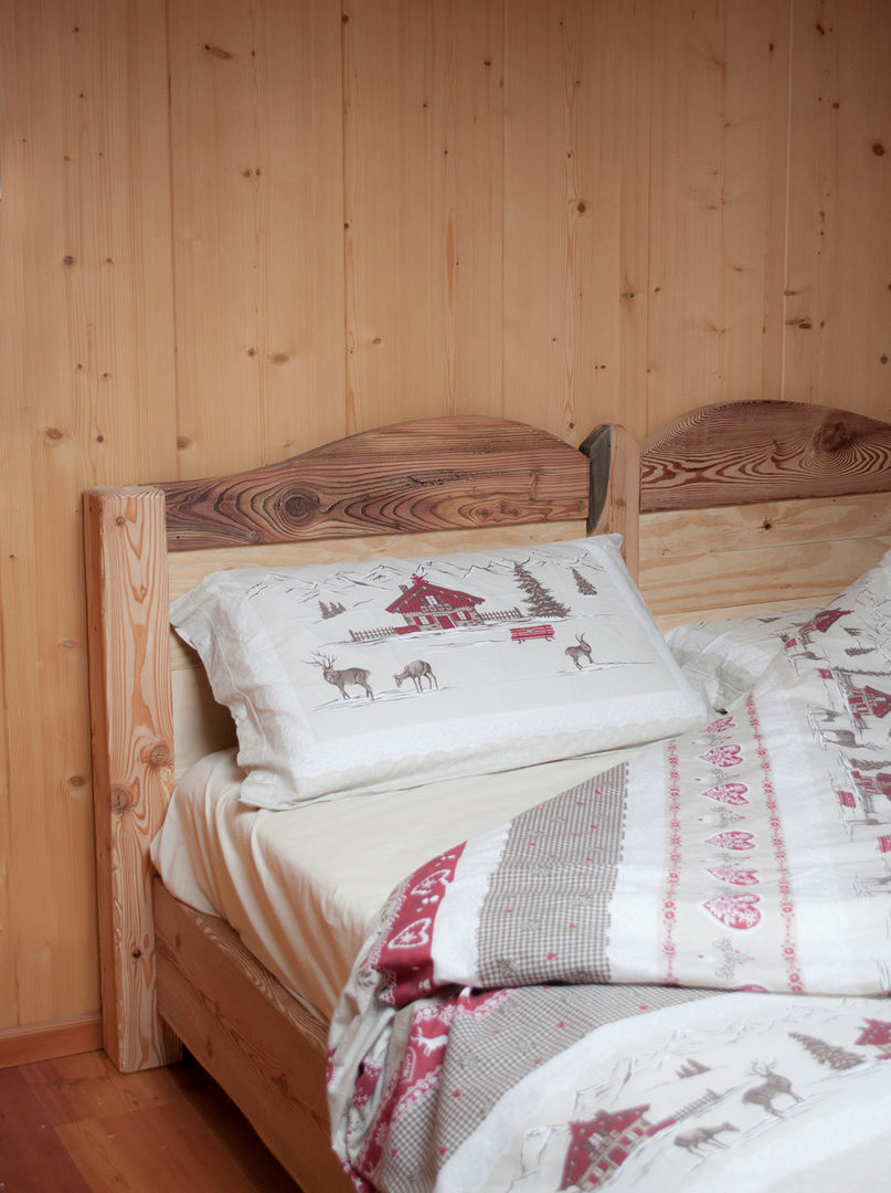 APPARTAMENTO IN MONTAGNA, RI-NOVO RI-NOVO Camera da letto in stile rustico Legno Effetto legno